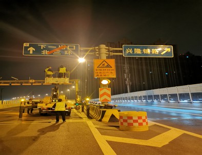 榆林郑州市北三环彩虹桥交通标志牌安装现场